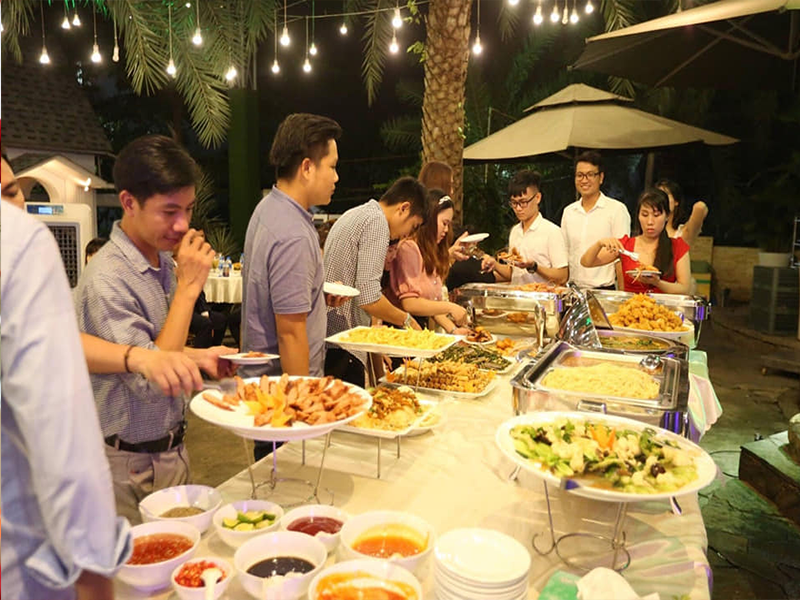 Dịch vụ đặt tiệc ngoài trời tại nhà Thuận An- Suất ăn công nghiệp Ngọc Mai