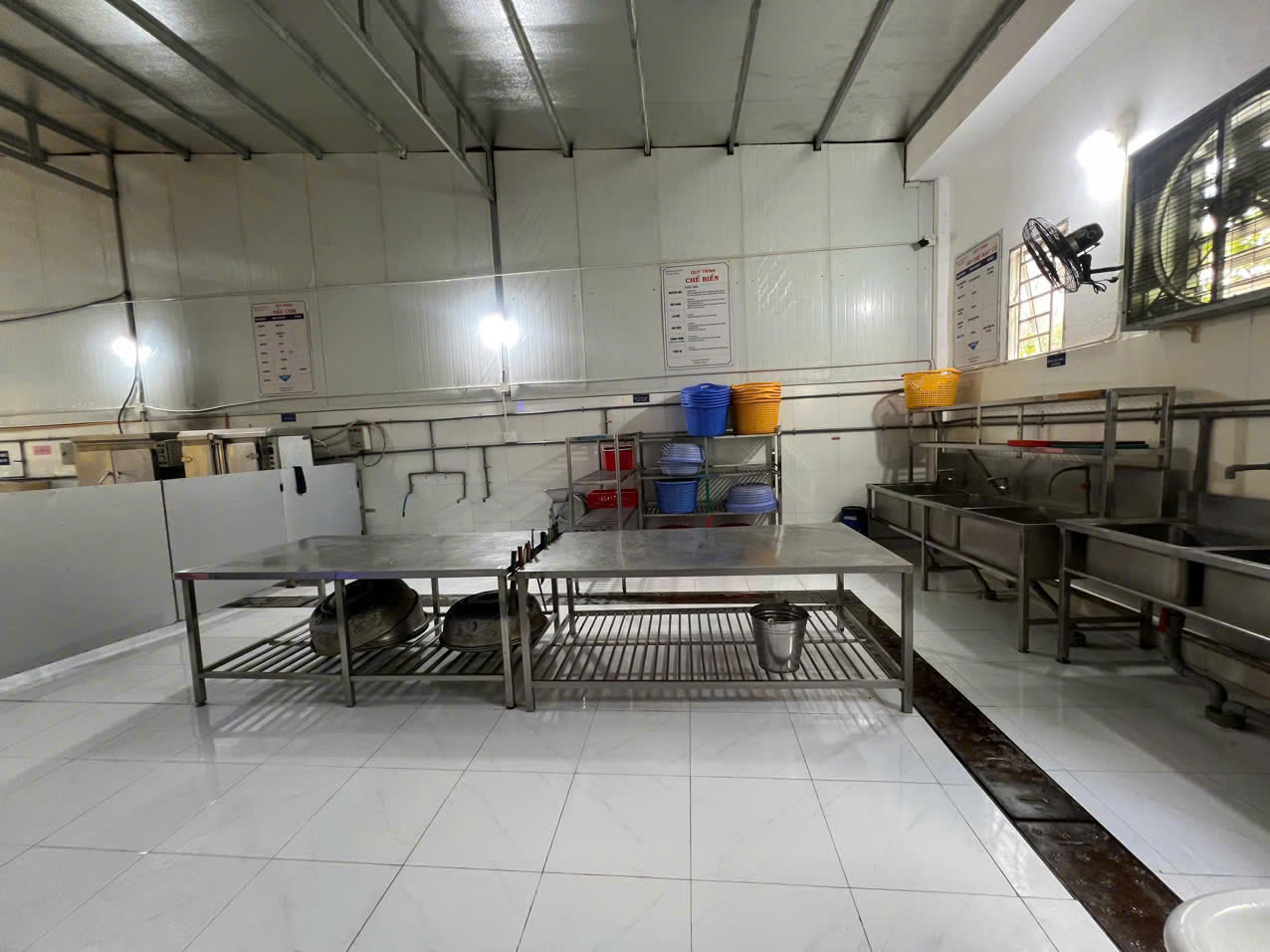 Hình ảnh hệ thống bếp ăn của Suất ăn công nghiệp Ngọc Mai